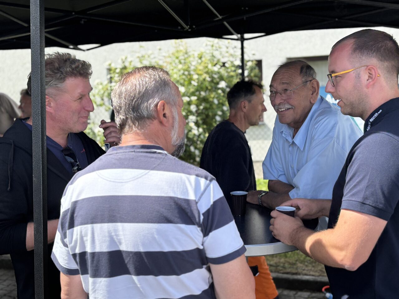 Austausch unter dem Pavillon beim Thementag