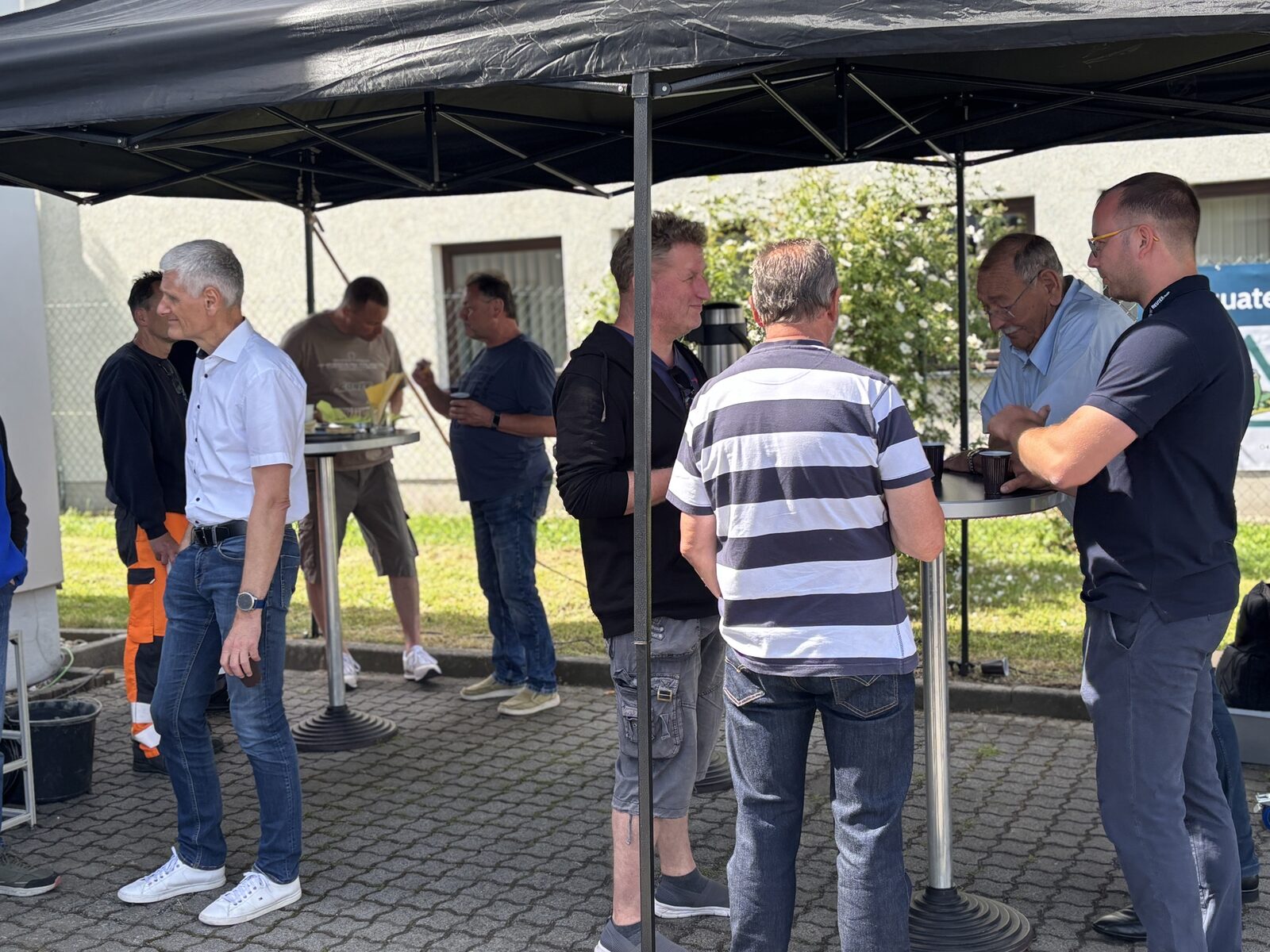 Networking unter dem Pavillon beim Siemens-Thementag