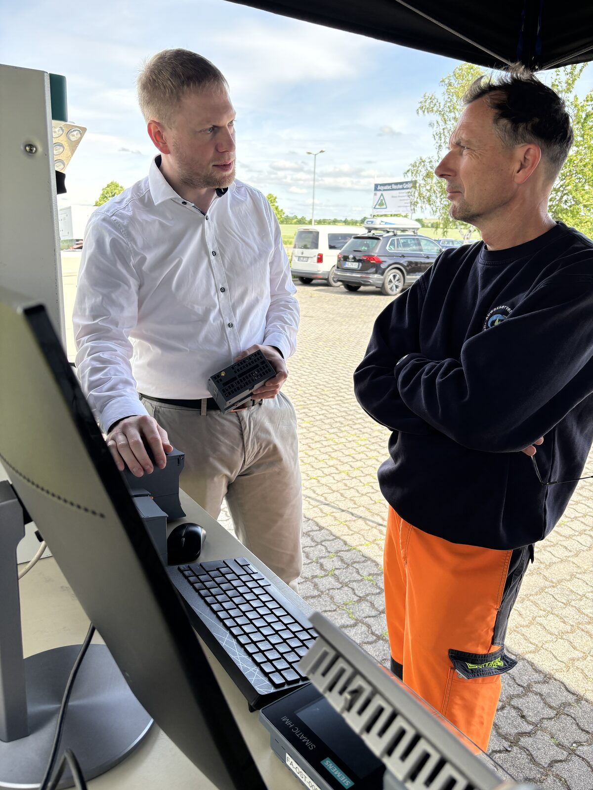 Fachgespräch am Demoplatz im Siemens-Truck