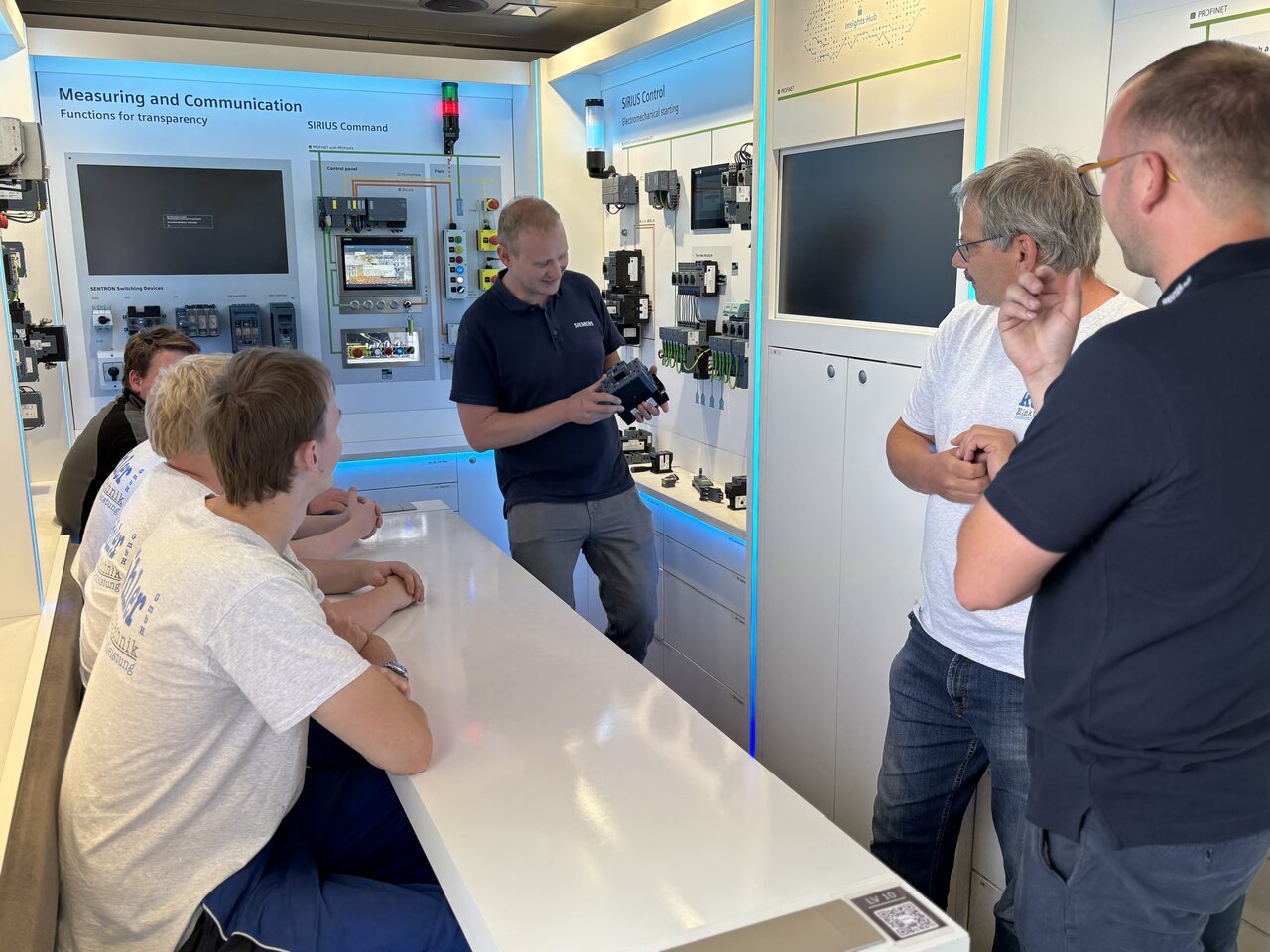 Teilnehmer an der HMI-Demostation im Truck