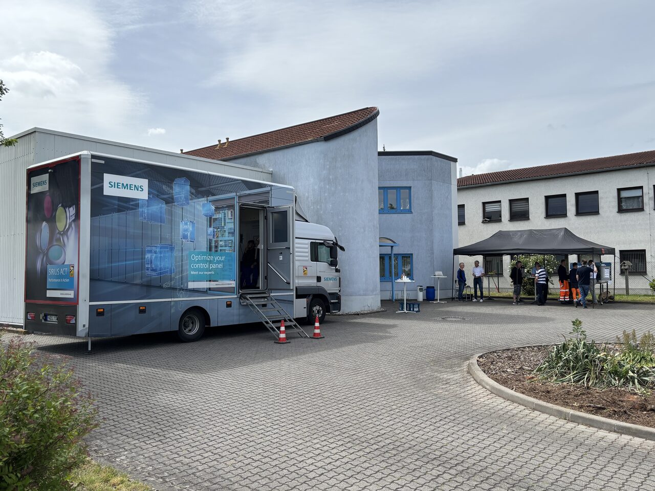 Siemens-Roadshow-Truck vor dem Aquatec-Reuter-Gebäude