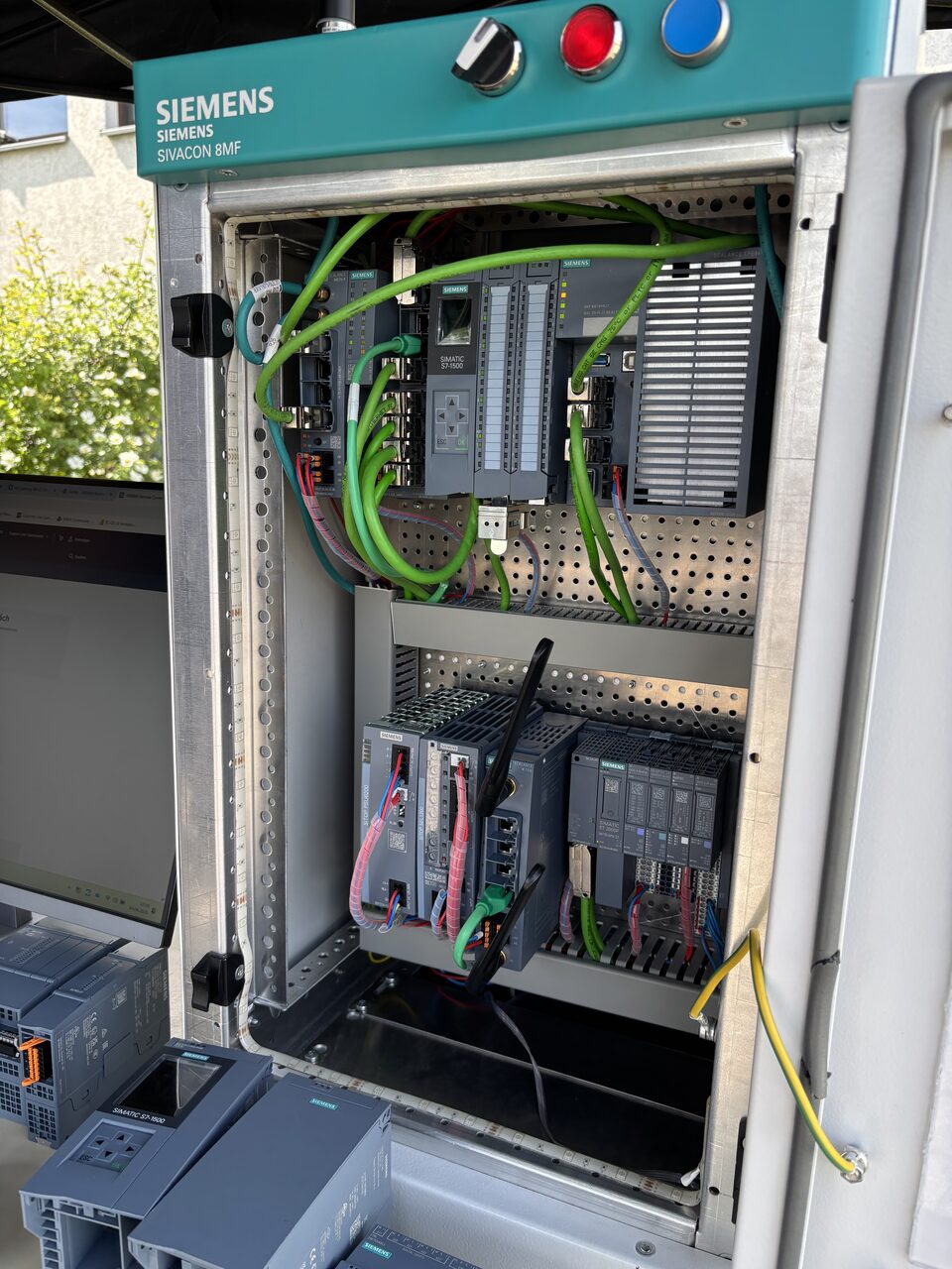 Schaltschrank mit SIMATIC-Modulen und PROFINET-Verkabelung