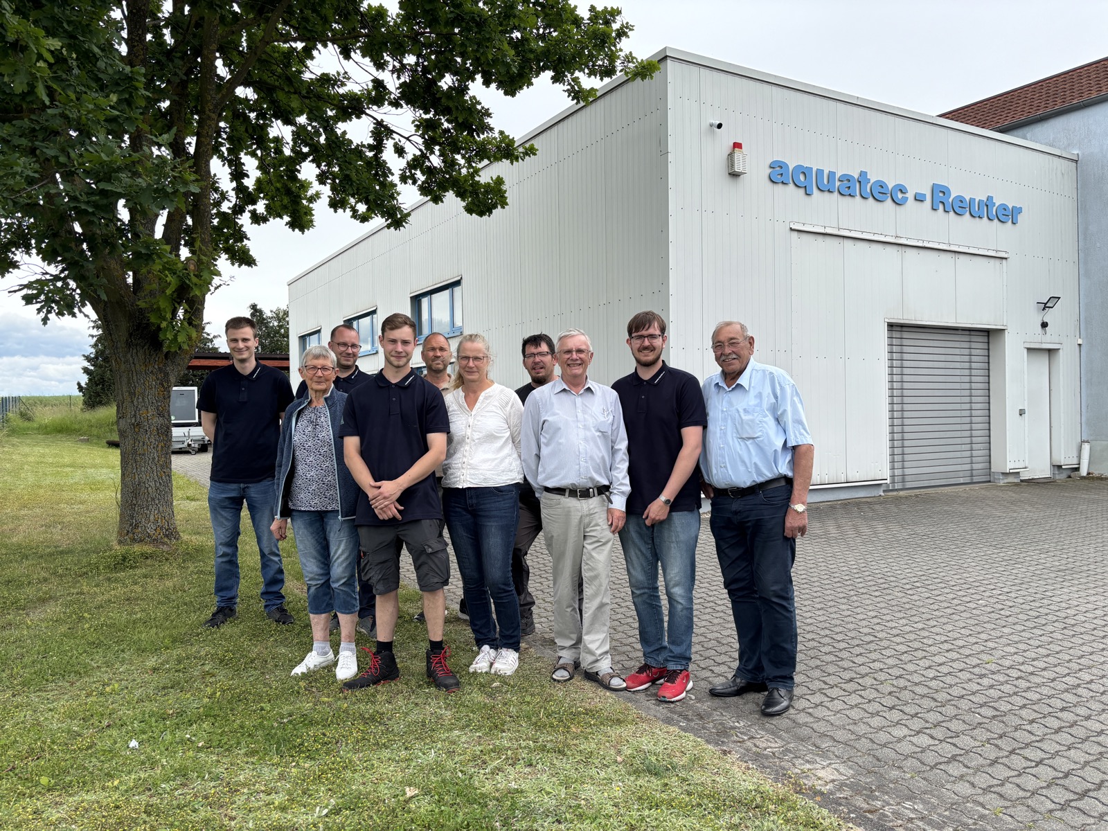 Das Team von Aquatec Reuter vor dem Firmensitz in Gaunitz